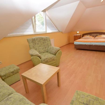 Klokoci Comfortable Detached House With Large Garden 빌라 외부 사진